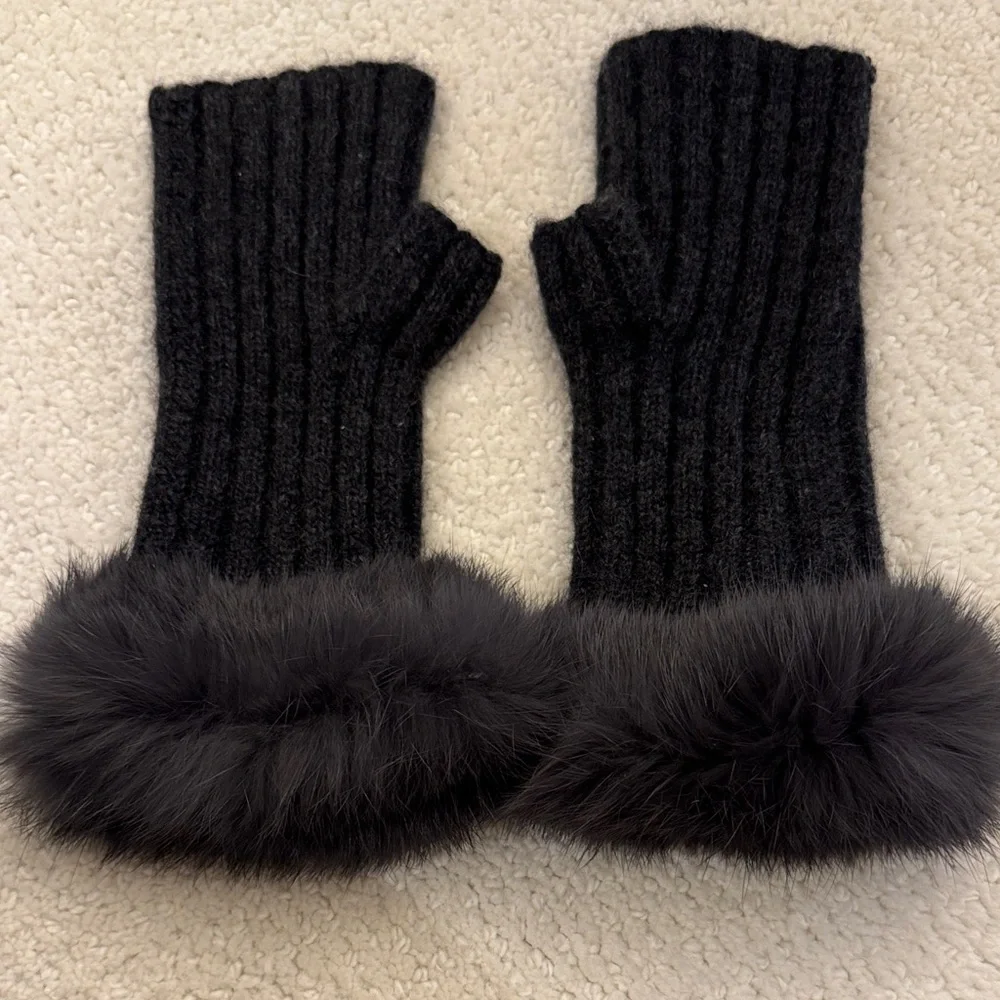 Black Fingerless Gloves with Fur Trim - Picture 3 of 3